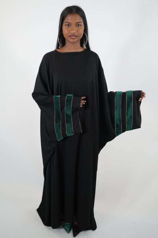 Photo de la abaya Nejma avec bandeau en velours vert sur les manches