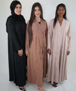 Photo des abayas Inaya Noir, Café et Beige portées par nos modèles