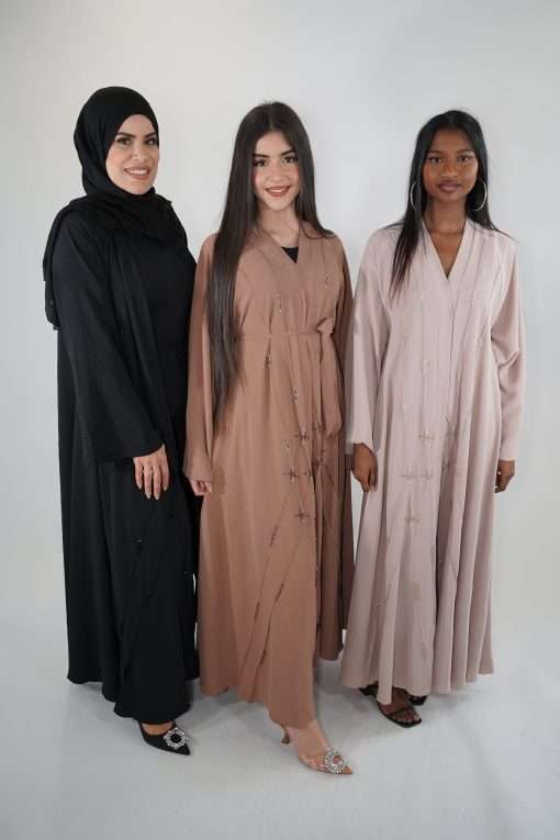 Photo des abayas Inaya Noir, Café et Beige portées par nos modèles