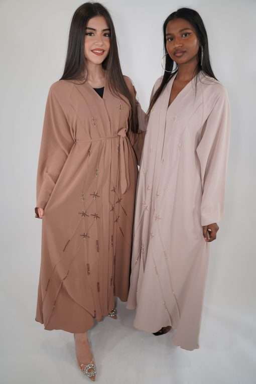 Photo des abayas Inaya Café et Beige portées par nos modèles