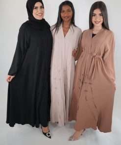 Photo des abayas Inaya Noir, Beige et Café portées par nos modèles