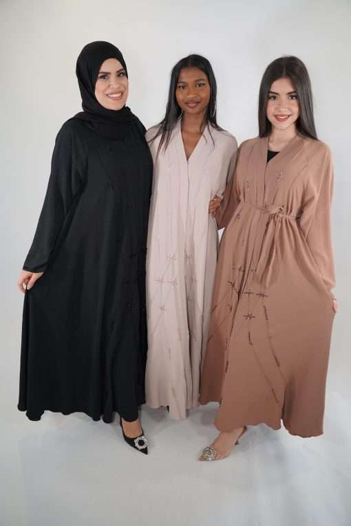 Photo des abayas Inaya Noir, Beige et Café portées par nos modèles