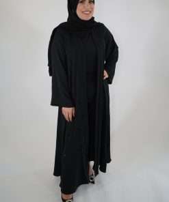 Photo de la abaya Inaya Noir portée par notre modèle