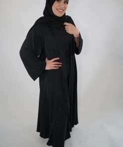 Photo de la abaya Inaya Noir portée par notre modèle