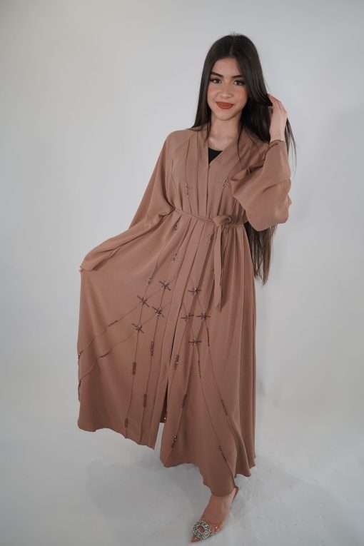 Photo de la abaya Inaya Café portée par notre modèle